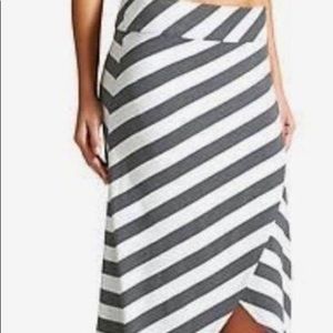 Athleta grey and white striped skirt